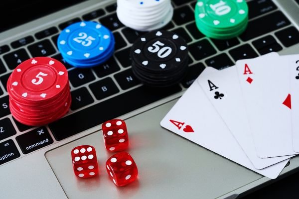 Giao diện người dùng xsthu7 trên thiết bị di động hiển thị sportsbook và live casino